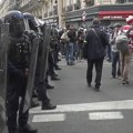 Policija bez milosti tuče novinare i demonstrante: Haos u Parizu (video)