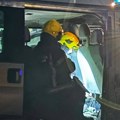 Automobil se zakucao u kombi sa trubačima: Stravična nesreća kod Rume: Vatrogasci seku vozilo i izvlače teško povređene (foto)…