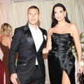 "Marko vozi, a ja pijem i uvek sam u pravu": Katarina Grujić na gala svadbi puca od elegancije, došla sa suprugom fudbalerom…