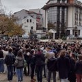 Maturanti Prve kragujevačke gimnazije stupili u bojkot nastave i održali 16 minuta ċutanja na Đačkom trgu