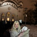 Prvi Božić naše glumice sa bebom: Ispred Hrama drži sina u naručju i pale badnjak, prizori tope srca (foto)
