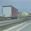 Počeli i profesionalci da voze kontrasmerom: Jeziva scena kod Dobanovaca, usnimljen šleper kako divlja na auto-putu, u susret…
