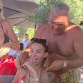 Stariji gospodin je kiti zlatom Aneli Ahmić letuje sa bogatašima, stavili joj oko vrata masivan zlatan lanac i skupocen sat…