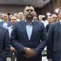 "Ima elemenata krivičnog dela": Krivična prijava protiv predsednika Opštine Nikšić zbog srednjeg prsta tokom intoniranja…