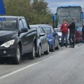 Lančani sudar kod sela Zlakusa: Jedan u drugi zakucala se tri putnička automobila, stvaraju se dugačke kolone vozila u oba…
