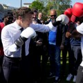 Makronove fotografije na kojima vežba boks postale hit: Uporedili ga sa Rokijem, kažu da se sprema za Putina