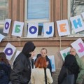 „Obojena evolucija“: Protest ispred Umetničke škole u Nišu zbog profesora u „Čacilendu“ i pritisaka na učenike u…