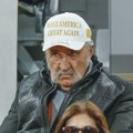 Jedan od najbogatijih ljudi na svetu i kum srpske pevačice gledao Novaka, nosio kačket sa kontroverznom porukom FOTO