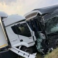 Užasan udes kod naplatne rampe u Šimanovcima, ima povređenih: Kamion se zakucao u autobus i smrskao ga