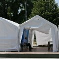 Radno kod Pionirskog parka: Spremni šatori, bina, suncobrani, roštilj za književno veče u Ćacilendu