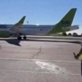 Hit snimak sa ispraćaja "orlova": Radnik na aerodromu se prekrstio i polio vodu za avionom dok su košarkaši poletali na…