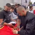 Skandalozan gest: Novi saigrač Vlahovića i Kostića potpisao zastavu UČK! Kakva krađa crvene zvezde: Klauzula 50.000.000…