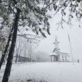 Kao iz bajke: Na pragu zime pod novembarskim snegom suvoborska crkvica koja će čuvati zavete
