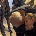 VIDEO Željko na ivici suza kada je ugledao čuvenu devojčicu, prišao joj i poljubio je u glavu