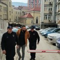 (Foto) Dvostruki ubica doveden u sud. Dvojica policajaca sprovela Branka Pušicu na ponovljeno suđenje za ubistvo bračnog para…