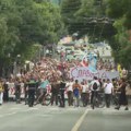 "(Ne)bojte se, i dalje smo tu": Studenti i građani krenuli u protestnu šetnju, iz Pionirskog parka čuje se glasna muzika