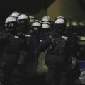 Sramotno ponašanje u Novom Sadu: Dok naprednjaci gađaju flašama, policija šutira i potiskuje građane i studente VIDEO