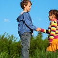 Jeziv slučaj trese Evropu: Deci (3 i 5) majka vezala oči i ostavila ih u šumi da se "igraju", svi je traže!