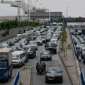 Ljudi u kolonama automobila beže iz Bejruta! Roditelji uzimaju decu iz škola i napuštaju grad, očekuje se najsnažniji udar…