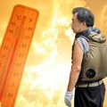 Napolju 40 stepeni Celzijusa, a oni u jakni i super im je: Japanci imaju jedinstveno rešenje za rashlađivanje