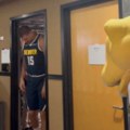 Lekcija broj jedan - ne kači se sa Jokićem! Maskota provocirala Srbina, pa završila na podu! Snimak zapalio mreže! (video)
