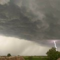 Nevreme stiglo u Srbiju! Novo hitno upozorenje RHMZ: Olujni vetar, munje, grad i obilna kiša udarili na Vojvodinu, evo gde se…