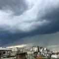 Smrklo se u Beogradu, čuju se i grmljavine: Počeo pljusak, jaka kiša, grad i olujni vetar u ovim delovima Srbije (foto…