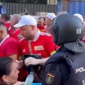 Jezive scene U Španiji Nemački navijači izazvali sukob ispred stadiona, policija morala hitno da interveniše (video)