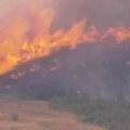 Kuće nestale u vatrenoj stihiji: Gore i nebo i zamlja, situacija ozbiljna, ljudi beže glavom bez obzira (video)