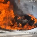Gusti crni dim kulja na sve strane: Zastrašujući snimak buktinje u automobilu kod Trstenika: Od vozila nije ostalo ništa…