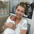 "Najveći dar od boga, naša pobednica": Pevačica (40) objavila fotografiju iz porodilišta: Ne skida osmeh sa lica, u rukama…