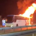 Gori autobus kod Surčina Buktinja "progutala" vozilo (VIDEO)