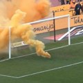 Detalj sa derbija koji je malo ko primetio: Jovanović iznosi dimnu bombu sa terena tokom meča