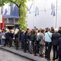 Članovi porodica i građani polagali cveće ispred "Ribnikara": Obeležavanje 2 godine od strašnog zločina