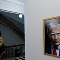(Foto) crvena kravata, iza sve crno: Bela kuća objavila novi zvanični portret Donalda Trampa