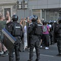 “Žene će spasiti Srbiju”: Tri reči na leđima devojke iz Užica koje se dele po mrežama