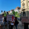 „Vukašinova stolica je danas prazna“: Protest zbog ispita u školi čiji je učenik žrtva pada nadstrešnice
