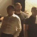 (VIDEO) Građani ispred prostorija SNS u Kuli, policija ih razdvaja od naprednjaka