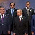 "Drže se za ruke, a on se trza": Putin seo u kola sa ovim čovekom, nastali su snimci o kojima svi bruje (video)