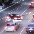 Otkrivamo! Evo u kakvom je stanju policajac na kog je naletelo vozilo N1: Policijski službenik preleteo preko motocikla (video)…
