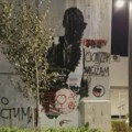Oskrnavljen mural Čarliju Kirku u Beogradu