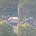 Automobil uleteo u grupu ljudi na Banjici: Očevici kažu da su dve osobe zarobljene ispod vozila (video)