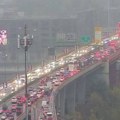 (Foto, video) magla okovala Beograd, a još i kiša: Ogromne gužve širom Beograda, najgore na moto-putu, a zatvara se i Novi…