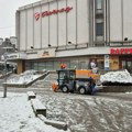 JKP Šumadija Kragujevac intenzivno vrši uklanjanje snega sa javnih površina