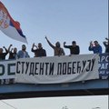 Već danima grupa građana sa Plavog mosta u Kragujevcu banerom – Studenti pobeđuju, pozdravlja učesnike saobraćaja