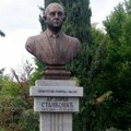 Dr. Zoranu Stankoviću dostojan beleg i mesto: Bista čuvenog lekara zablistala u Manastiru Svete Petke u Bijeljini (foto)