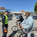 Pripadnici Saobraćajne policije delili flajere u okviru akcije "Smanjimo stradanje pešaka"