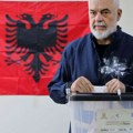 Dok mu zemlja gori, Edi Rama za sve krivi Iran i objavljuje bizarne AI snimke u mini suknji