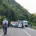Strahuje se da ima više povređenih: Teška saobraćajna nesreća na Ibarskoj magistrali: Žena izgubila kontrolu, pa se autom…