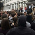 Učenici 13. beogradske gimnazije proslavili pobedu Studentske liste: Poseban doček za jednog profesora (VIDEO)